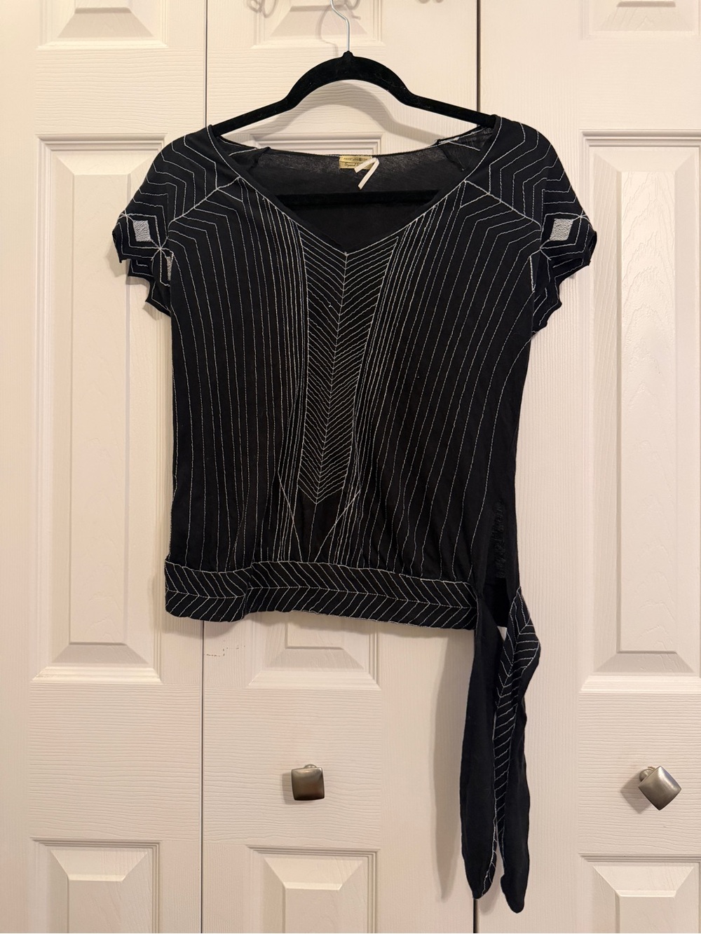 Max Studio Black White Embroidered Tie Side Top Geometric Boho Artsy Blouse